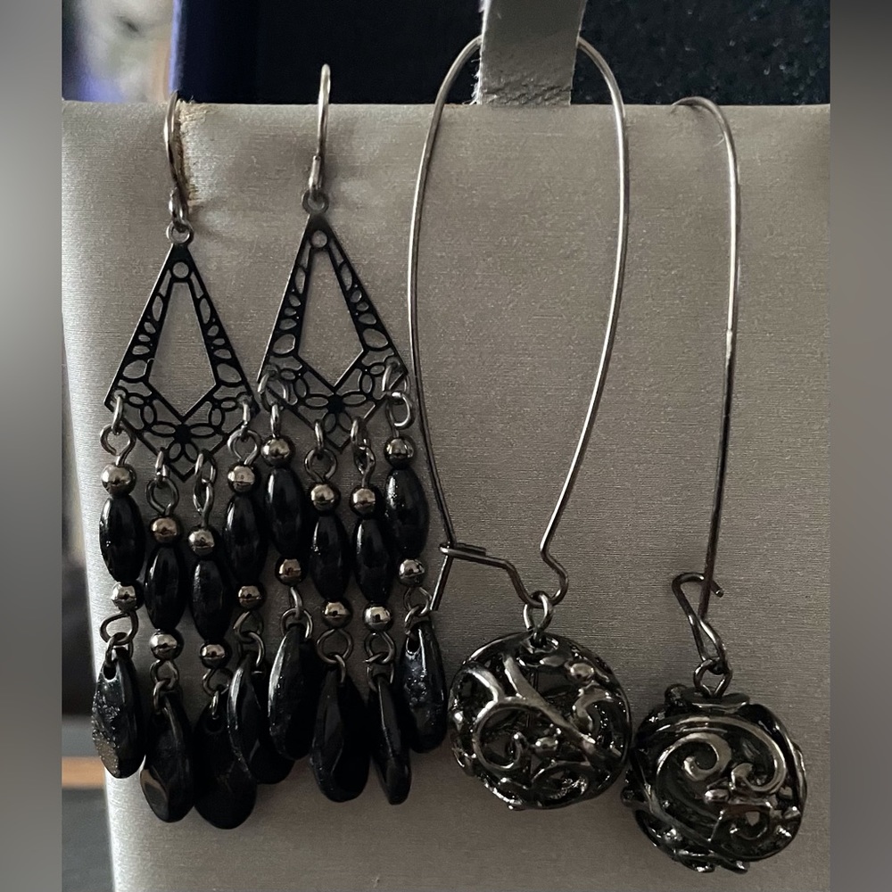 2 pairs of fun earrings